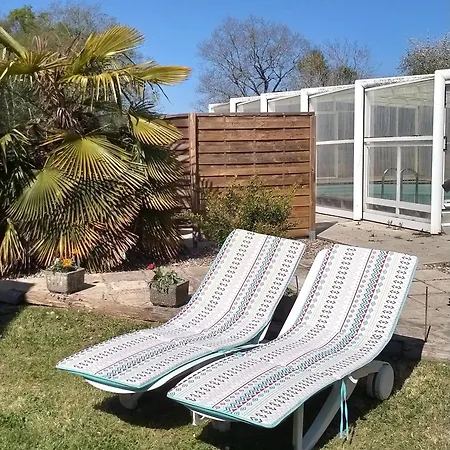 Chalet Avec Piscine Partagee A *